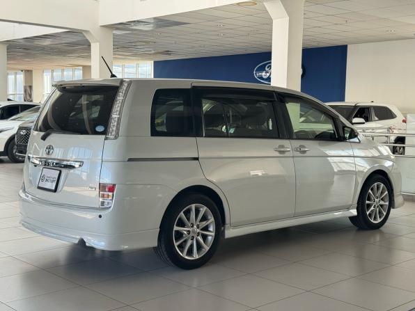 Toyota ISis I Рестайлинг с пробегом 2017 года, цена 1 220 000 рублей, 115784 км, компактвэн, Автокод Объявления