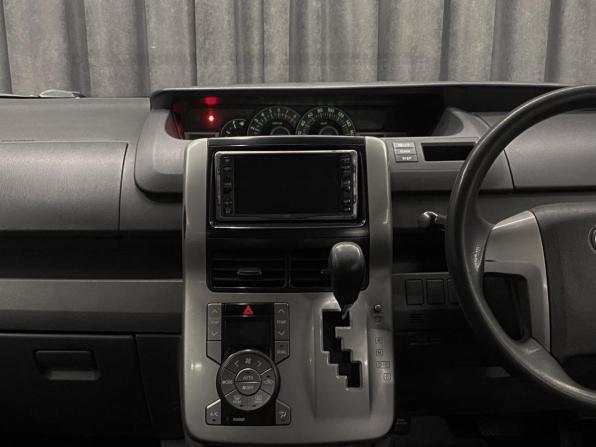 Toyota Voxy II (R70) с пробегом 2007 года, цена 1 098 000 рублей, 234000 км, минивэн, Автокод Объявления
