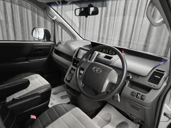 Toyota Voxy II (R70) с пробегом 2010 года, цена 1 380 000 рублей, 200000 км, минивэн, Автокод Объявления