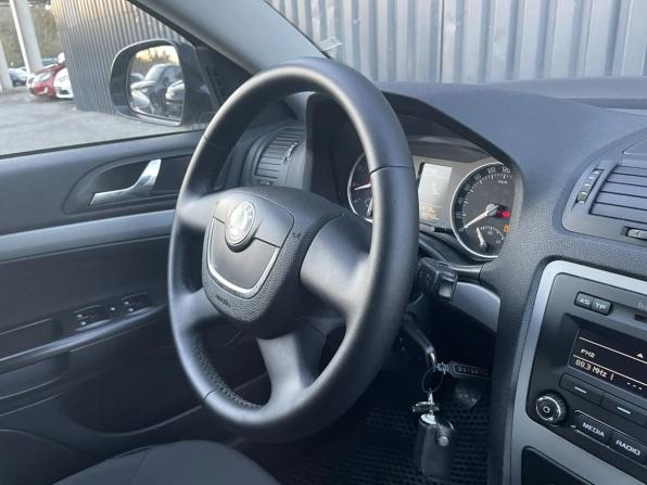 Skoda Octavia II (A5) Рестайлинг с пробегом 2013 года, цена 645 000 рублей, 322282 км, лифтбек, Автокод Объявления