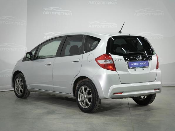 Honda Fit II с пробегом 2013 года, цена 1 040 000 рублей, 57000 км, хэтчбек, Автокод Объявления