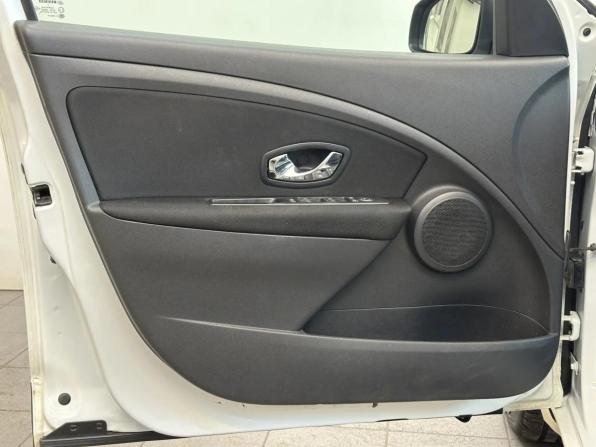 Renault Fluence I Рестайлинг с пробегом 2014 года, цена 690 000 рублей, 205165 км, седан, Автокод Объявления