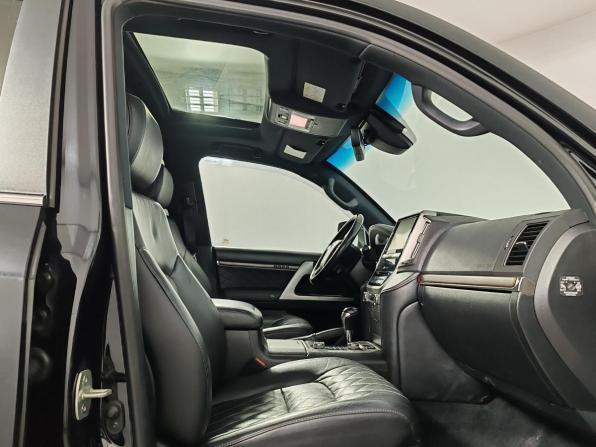 Toyota Land Cruiser 200 Series Рестайлинг 2 с пробегом 2017 года, цена 5 849 000 рублей, 300215 км, внедорожник, Автокод Объявления