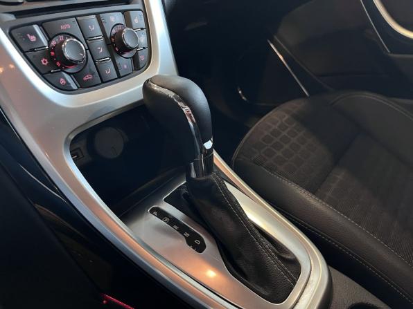 Opel Astra J Рестайлинг с пробегом 2014 года, цена 899 000 рублей, 217487 км, хэтчбек, Автокод Объявления