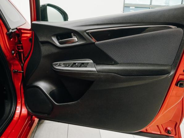 Honda Fit III Рестайлинг с пробегом 2017 года, цена 1 079 000 рублей, 149751 км, хэтчбек, Автокод Объявления