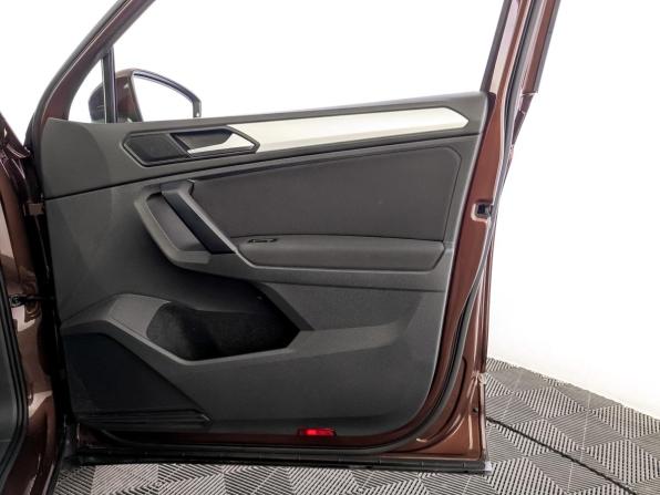 Volkswagen Tiguan II Рестайлинг с пробегом 2021 года, цена 2 490 000 рублей, 77757 км, внедорожник, Автокод Объявления