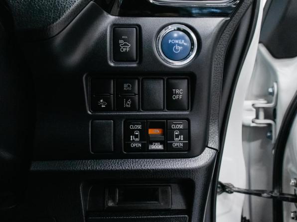 Toyota Esquire I с пробегом 2016 года, цена 1 699 000 рублей, 154529 км, минивэн, Автокод Объявления