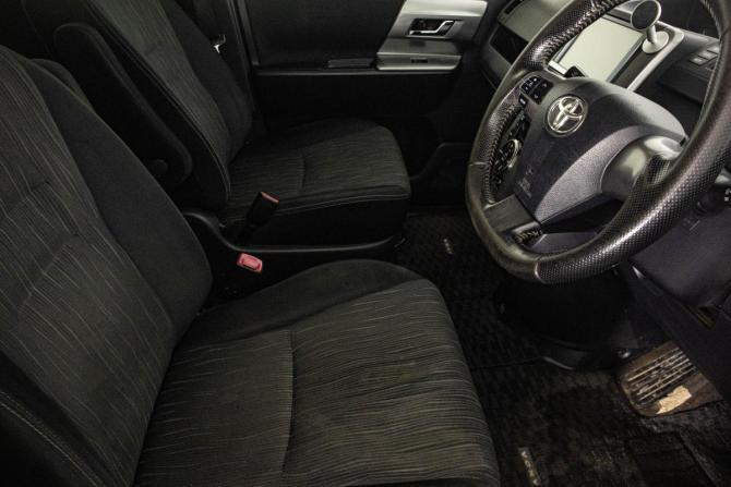 Toyota Voxy II (R70) Рестайлинг с пробегом 2012 года, цена 1 329 000 рублей, 325993 км, минивэн, Автокод Объявления