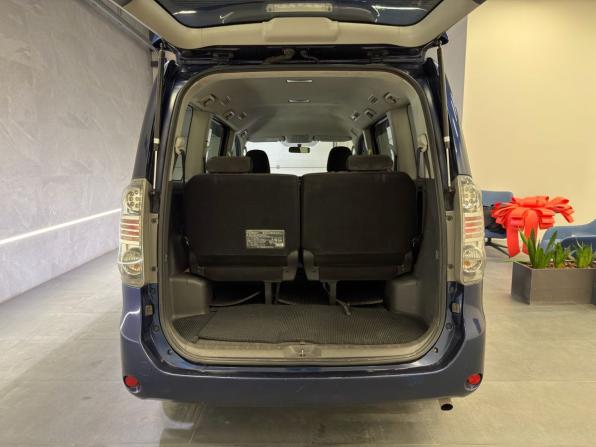 Toyota Voxy II (R70) с пробегом 2009 года, цена 888 000 рублей, 292029 км, минивэн, Автокод Объявления