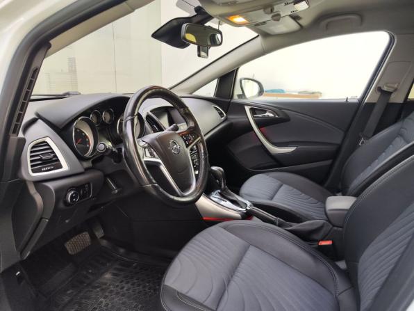 Opel Astra J Рестайлинг с пробегом 2012 года, цена 849 000 рублей, 175000 км, седан, Автокод Объявления
