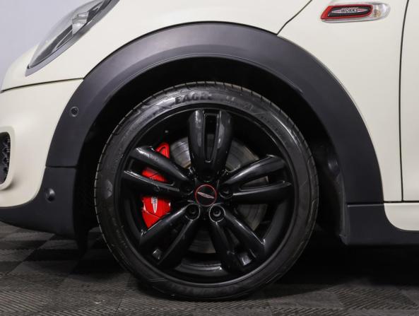 Mini Hatch III (F55/F56) Рестайлинг с пробегом 2018 года, цена 3 019 500 рублей, 49500 км, хэтчбек, Автокод Объявления