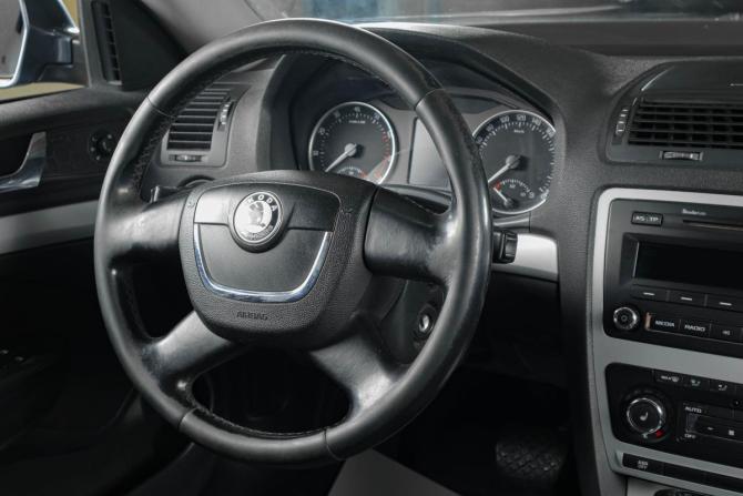 Skoda Octavia II (A5) Рестайлинг с пробегом 2011 года, цена 699 000 рублей, 286000 км, лифтбек, Автокод Объявления