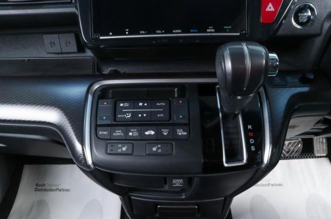 Honda Stepwgn V Рестайлинг с пробегом 2018 года, цена 2 579 000 рублей, 92224 км, минивэн, Автокод Объявления