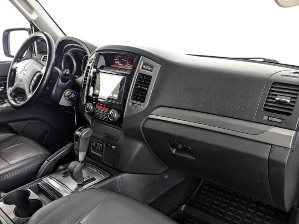 Mitsubishi Pajero IV Рестайлинг 2 с пробегом 2018 года, цена 2 900 000 рублей, 142613 км, внедорожник, Автокод Объявления