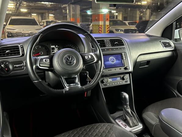 Volkswagen Polo V Рестайлинг с пробегом 2018 года, цена 1 399 000 рублей, 77227 км, седан, Автокод Объявления