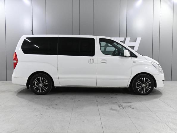 Hyundai H-1 II Рестайлинг с пробегом 2016 года, цена 2 259 000 рублей, 305916 км, минивэн, Автокод Объявления