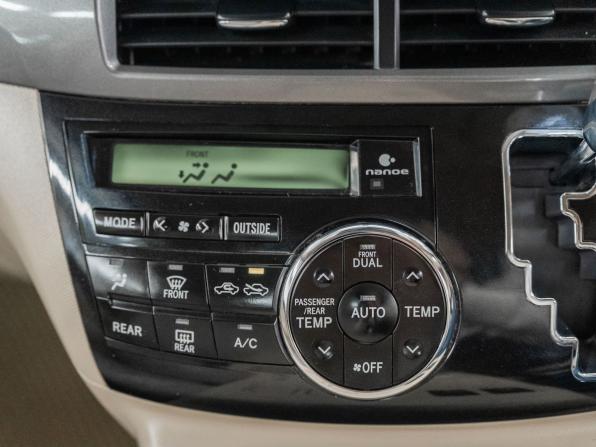 Toyota Estima III Рестайлинг 2 с пробегом 2012 года, цена 1 900 000 рублей, 246200 км, минивэн, Автокод Объявления