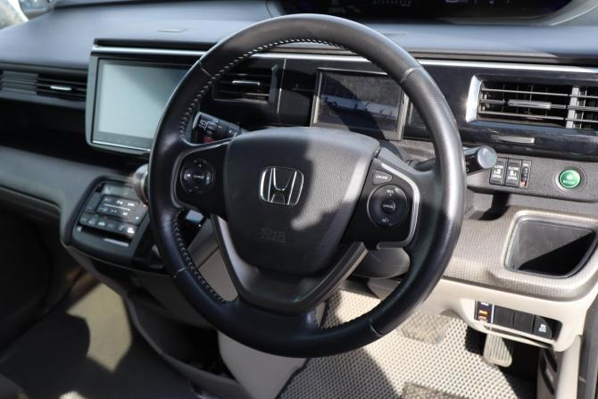 Honda Stepwgn V с пробегом 2017 года, цена 1 549 000 рублей, 235000 км, минивэн, Автокод Объявления