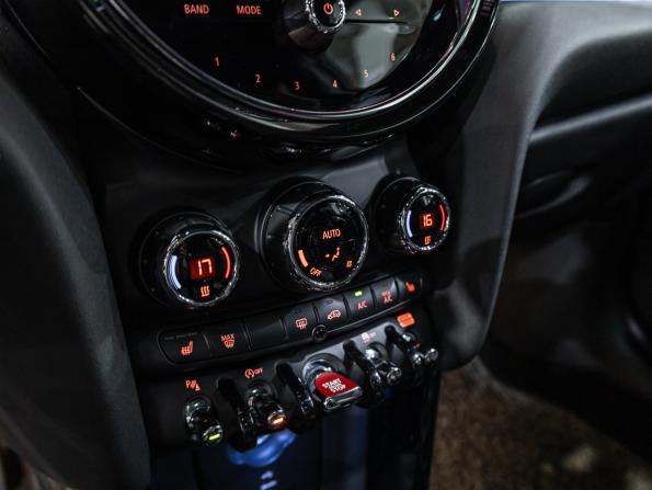 Mini Hatch III (F55/F56) Рестайлинг 2 с пробегом 2021 года, цена 3 299 700 рублей, 79207 км, хэтчбек, Автокод Объявления