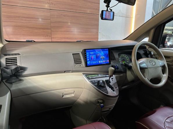 Toyota ISis I Рестайлинг с пробегом 2010 года, цена 1 049 000 рублей, 297611 км, компактвэн, Автокод Объявления