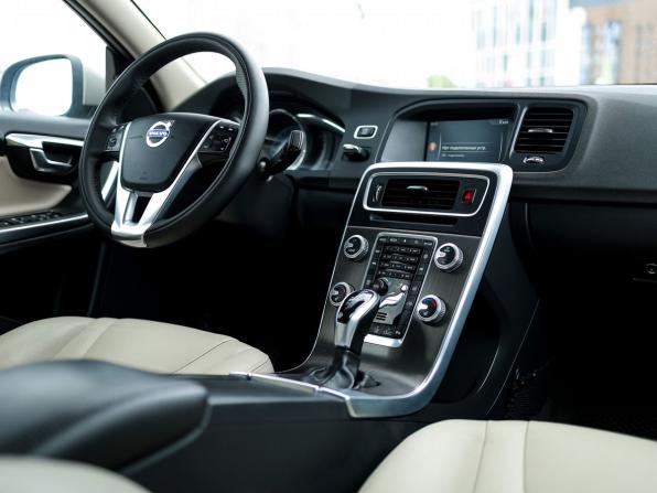 Volvo S60 II Рестайлинг с пробегом 2015 года, цена 1 559 000 рублей, 173380 км, седан, Автокод Объявления