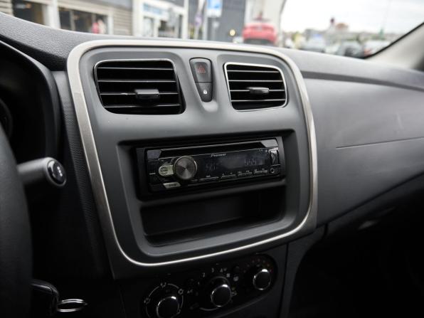 Renault Logan II Рестайлинг с пробегом 2019 года, цена 1 060 600 рублей, 70490 км, седан, Автокод Объявления