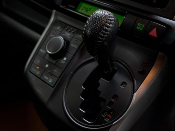 Toyota Wish II Рестайлинг с пробегом 2013 года, цена 1 499 000 рублей, 117391 км, минивэн, Автокод Объявления