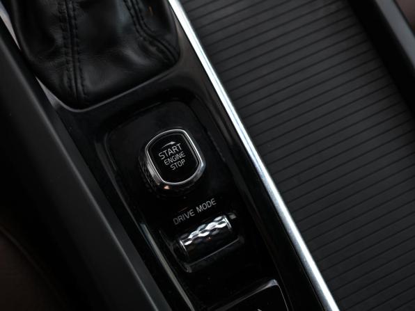 Volvo XC60 II Рестайлинг с пробегом 2021 года, цена 4 049 000 рублей, 72730 км, внедорожник, Автокод Объявления