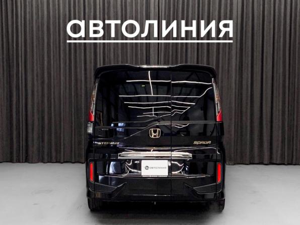 Honda Stepwgn V с пробегом 2016 года, цена 1 989 000 рублей, 105000 км, минивэн, Автокод Объявления