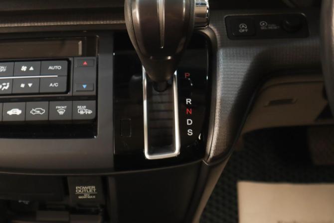 Honda Stepwgn V с пробегом 2015 года, цена 2 129 000 рублей, 138600 км, минивэн, Автокод Объявления