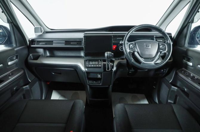 Honda Stepwgn V Рестайлинг с пробегом 2017 года, цена 2 009 000 рублей, 145000 км, минивэн, Автокод Объявления