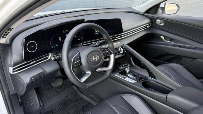 Hyundai Elantra VII (CN7) Рестайлинг с пробегом 2024 года, цена 2 395 000 рублей, 5149 км, седан, Автокод Объявления