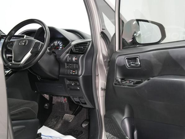 Toyota Noah III (R80) Рестайлинг с пробегом 2018 года, цена 2 340 000 рублей, 78502 км, минивэн, Автокод Объявления