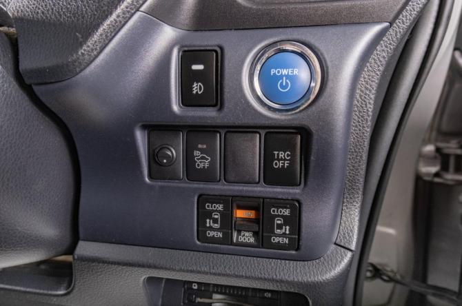 Toyota Noah III (R80) с пробегом 2015 года, цена 1 859 000 рублей, 178300 км, минивэн, Автокод Объявления