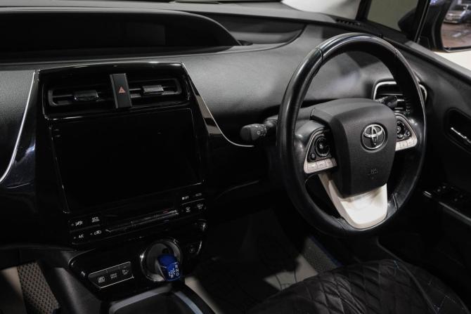 Toyota Prius IV (XW50) с пробегом 2016 года, цена 1 629 000 рублей, 112000 км, лифтбек, Автокод Объявления