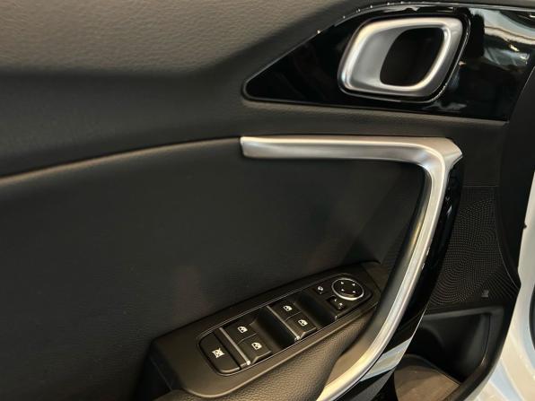 Kia Ceed III Рестайлинг с пробегом 2021 года, цена 2 349 000 рублей, 64700 км, универсал, Автокод Объявления