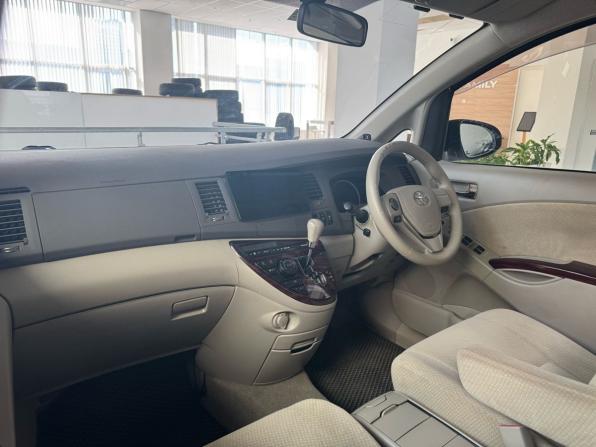 Toyota ISis I Рестайлинг с пробегом 2017 года, цена 1 220 000 рублей, 115784 км, компактвэн, Автокод Объявления