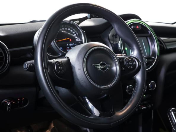 Mini Hatch III (F55/F56) Рестайлинг с пробегом 2019 года, цена 2 285 000 рублей, 78535 км, хэтчбек, Автокод Объявления