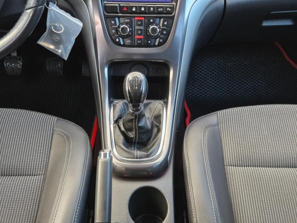 Opel Astra J с пробегом 2011 года, цена 740 000 рублей, 140793 км, хэтчбек, Автокод Объявления