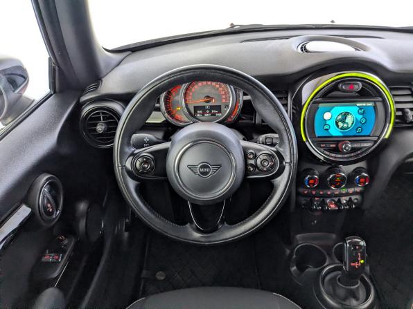Mini Hatch III (F55/F56) Рестайлинг с пробегом 2021 года, цена 2 550 000 рублей, 66313 км, хэтчбек, Автокод Объявления