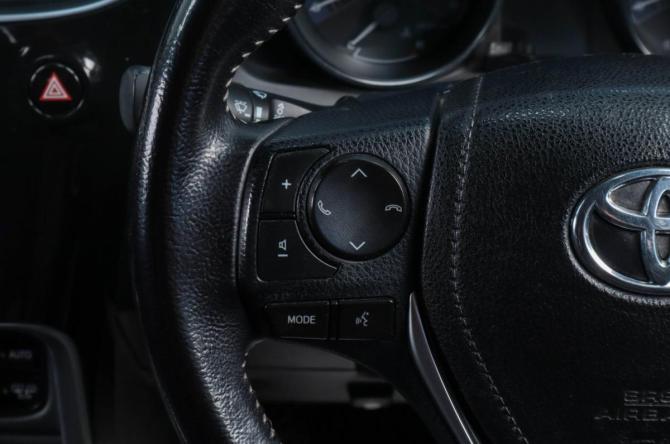 Toyota Auris II Рестайлинг с пробегом 2015 года, цена 1 329 000 рублей, 92000 км, хэтчбек, Автокод Объявления