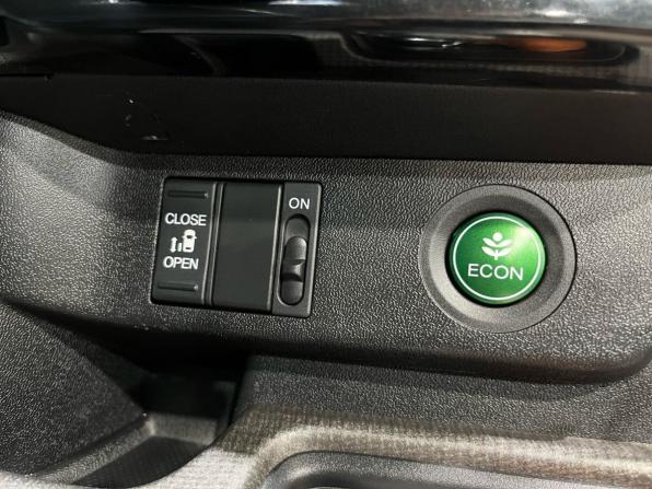 Honda Stepwgn V с пробегом 2015 года, цена 1 630 000 рублей, 251269 км, минивэн, Автокод Объявления