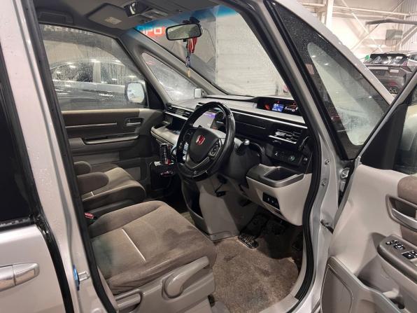 Honda Stepwgn V с пробегом 2015 года, цена 1 630 000 рублей, 251269 км, минивэн, Автокод Объявления