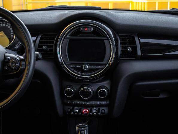 Mini Hatch III (F55/F56) Рестайлинг с пробегом 2018 года, цена 1 932 000 рублей, 46000 км, хэтчбек, Автокод Объявления