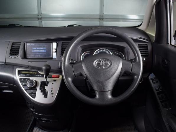 Toyota ISis I Рестайлинг с пробегом 2012 года, цена 1 264 995 рублей, 86627 км, компактвэн, Автокод Объявления