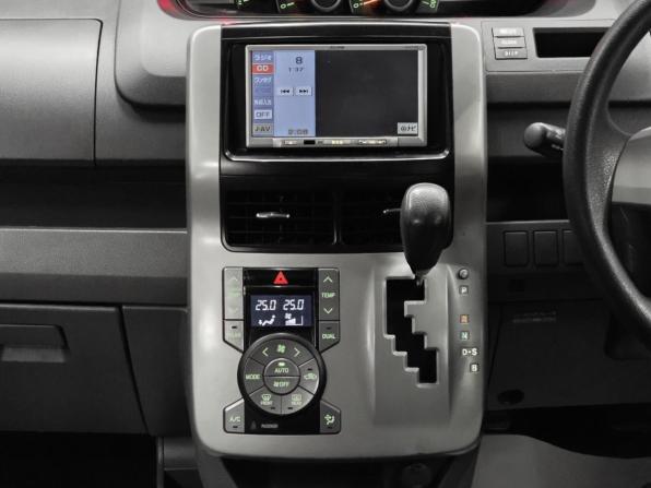 Toyota Voxy II (R70) с пробегом 2010 года, цена 1 380 000 рублей, 200000 км, минивэн, Автокод Объявления