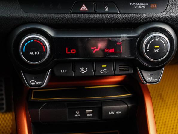 Kia Stonic I с пробегом 2018 года, цена 1 620 000 рублей, 100000 км, внедорожник, Автокод Объявления
