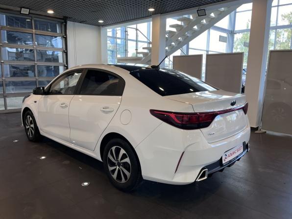 Kia Rio IV Рестайлинг с пробегом 2021 года, цена 1 550 000 рублей, 136989 км, седан, Автокод Объявления
