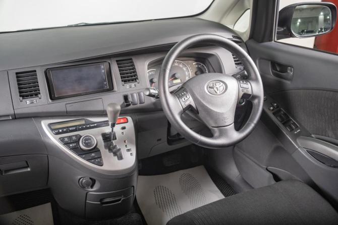 Toyota ISis I Рестайлинг с пробегом 2011 года, цена 1 449 000 рублей, 77300 км, компактвэн, Автокод Объявления