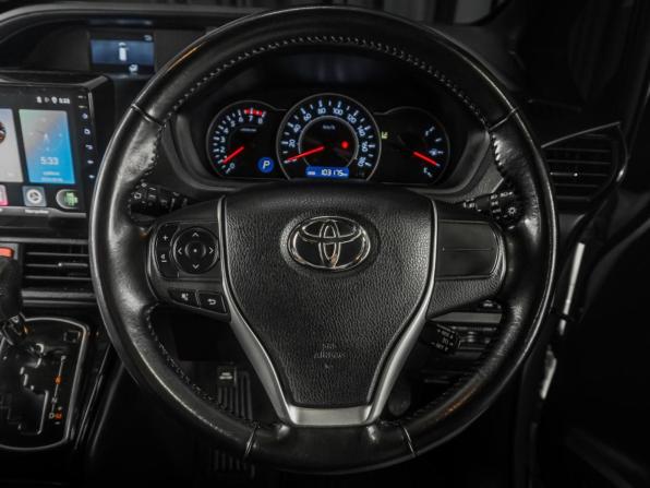 Toyota Noah III (R80) Рестайлинг с пробегом 2017 года, цена 2 370 000 рублей, 103175 км, минивэн, Автокод Объявления